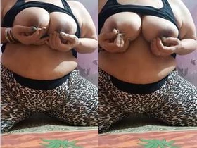 Indian bhabhi flaunts her big boobs and pussy in exclusive video