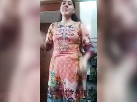 Pakistani girl shows off her XXX curves in nude mms video