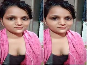 Indian babe flaunts her body in amateur video