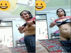Indian aunty flaunts her body in exclusive video