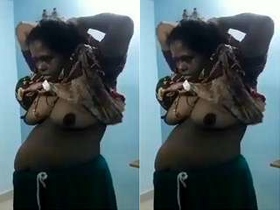 Tamil bhabhi reveals her big boobs in exclusive video