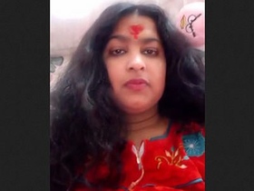 Aunty shows off her beautiful body in a steamy video