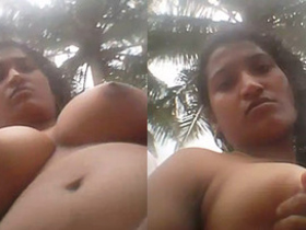 Desi aunty flaunts her ample bosom in a steamy video