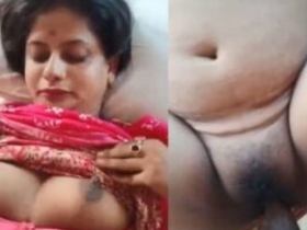 Desi mature bhabhi moans in pleasure while getting anal fucked
