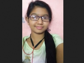 Desi teen shows off her body and skills in steamy video