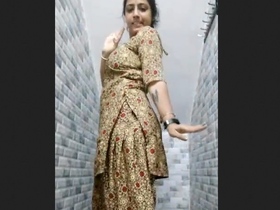 A curvy Bengali girl reveals her breasts in a video