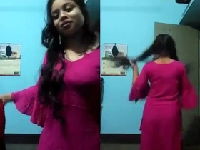Desi's cute face and body on display for her lover