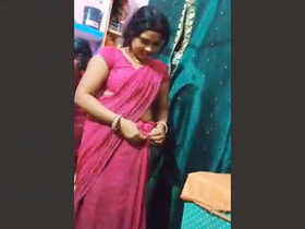 Desi bhabhi strips and shows off her pussy in saree
