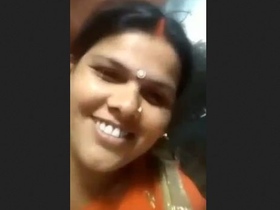 Bhabhi flaunts her pussy on video call