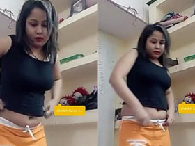 Chubby Indian aunt reveals belly button on camera