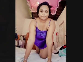 Alluring Sri Lankan Tamillian matriarch displays her breasts