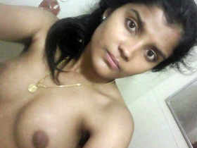 Young girl snaps sexy selfies in the nude