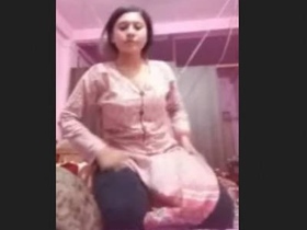 Enjoy the beauty of Desi's body in this hot video