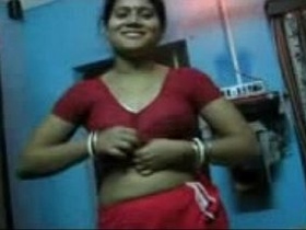 Hot babe in saree gives a blowjob in bangalore