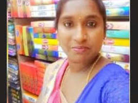 Tamil bhabhi flaunts her naked body in video call
