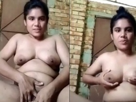Horny Bangladeshi bhabhi gets naughty in selfie video
