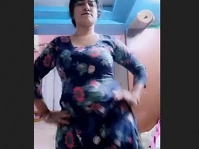 Desi Bhabhi dancing sensually in live show