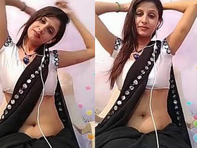 Indian aunt reveals her belly button in a steamy live chat