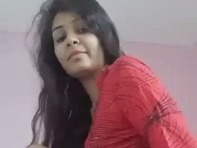 Indian girl flaunts her tight asshole in erotic video