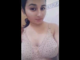 Pakistani girlfriend reveals her body in a steamy video