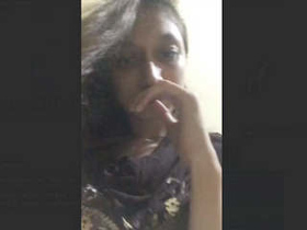 Desi beauty reveals her sensual figure in this erotic video