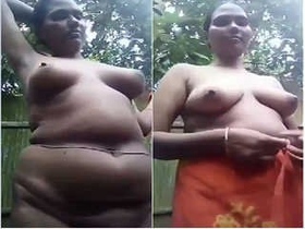 Indian village bhabhi goes nude and sucks cock