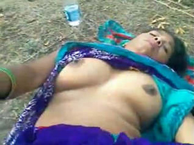 Mature aunty in blue sari enjoys open-field MMC