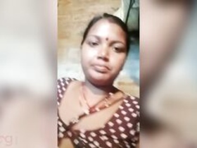 Village bhabhi's nude MMS showcases her natural boobs and shaved pussy