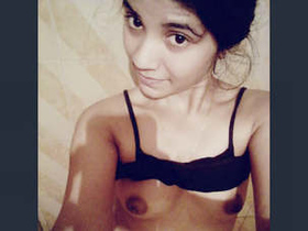 A beautiful Indian girl reveals her breasts in a video