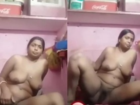 Nude MMS of Indian wife's pussy on show
