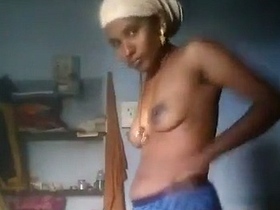 Tamil aunt from Salem strips down and takes a nude selfie