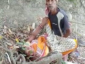 Dehati sex video with Bihar Bhojpuri baba in the open air