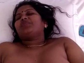 Desi BBW aunt begs for your attention in this sexy video
