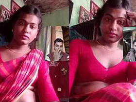 Village aunty flaunts her curves in saree and navel in live video