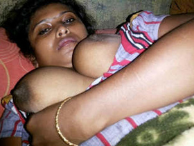 Fresh Indian boudi shares sizzling clips