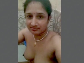 Indian beauty discreetly joins husband in bath