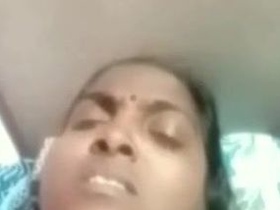 Hot Indian MILF flaunts her body in online video