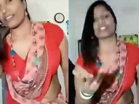 Rare video of Suhani bhabi's sensual saree dance with focus on her navel and cleavage