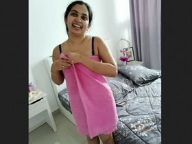 Desi bhabi satisfies her cravings with her boss at a hotel