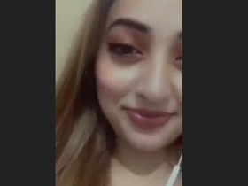 Paki beauty flaunts her curves in a seductive display