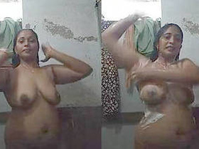 Desi Aunty's Sizzling Bath Time: Watch Her Get Clean and Get Naughty