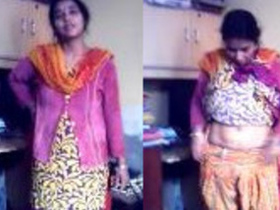 Desi bhabi flaunts her boobs and pussy for lover