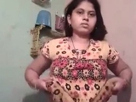 Big boobs Indian babe takes nude selfie in bathroom