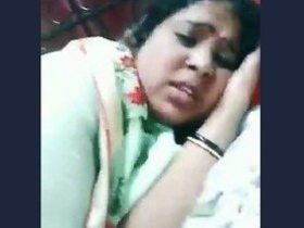 Desi bhabhi flaunts her ample bosom