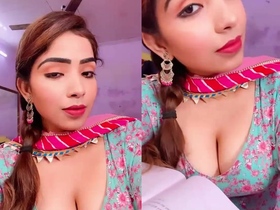 Bhabi with big boobs flaunts them in a seductive manner