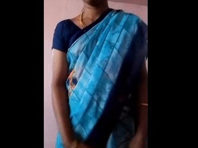 Aunty's nude strip show in saree is a visual treat for Tamil lovers