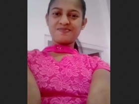Cute Lankan girl unveils her body in a video