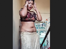 Rakhi Pandey flaunts her deep navel in ultra-low waist skirt
