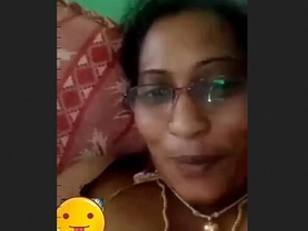 Desi auntie shows off her assets on VK for your enjoyment