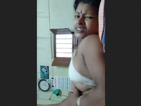 Boudi from Bangladesh moans in pleasure while getting her pussy licked and fucked